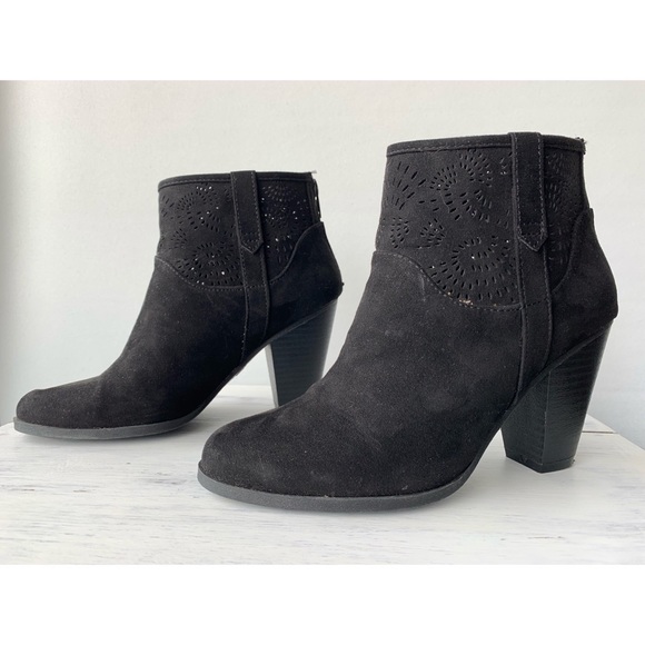 Qupid | Lazer cut black suede healed western booties - Picture 4 of 11
